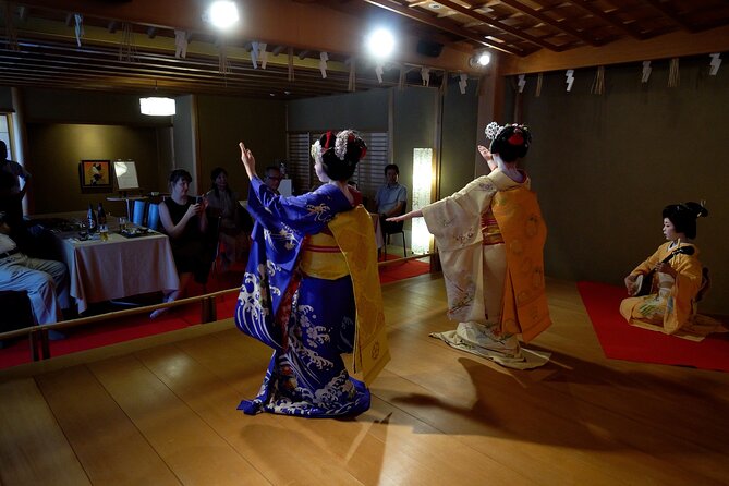 Authentic Maiko Experience&Kyoto Dinner (Free drink) at Noh Stage - Free photos before the welcome toast
