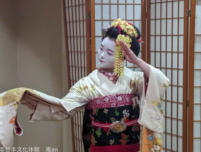 Dance and Game with Maiko - The traditional game brings the room to life