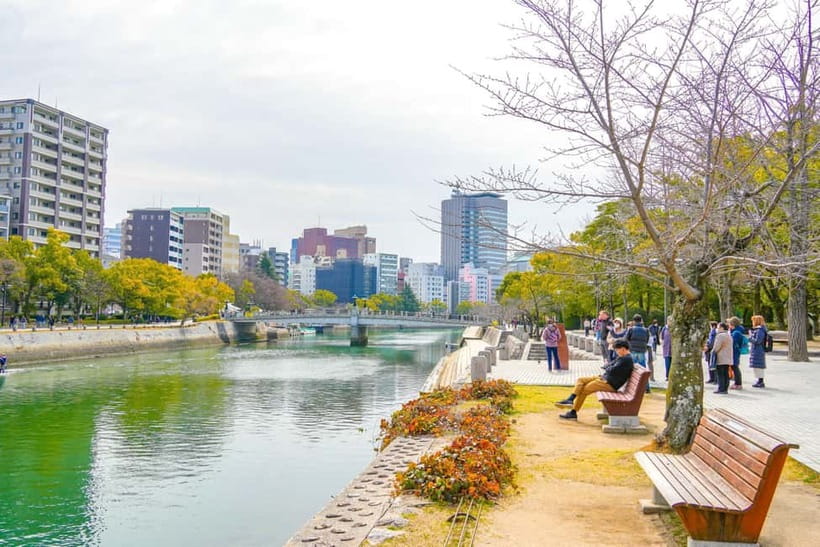 Day Trip to Hiroshima & Miyajima with Itsukushima Shrine - How the guiding shapes the day