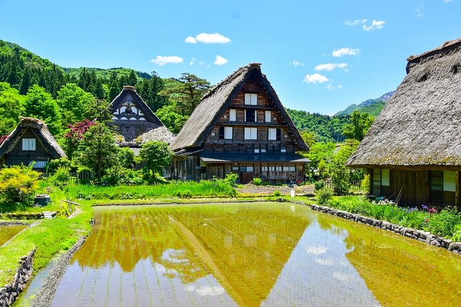 Departing from Takayama [Regular sightseeing bus] World Heritage Sites Shirakawago and Gokayama Ainokura - Price, group size, and practical value