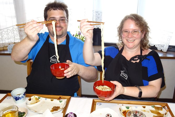 Experience all of Japanese culture and Japanese food experience classes "origami, udon, Japanese food, green tea, calligraphy" in 4 hours - Folding an origami crane before lunch