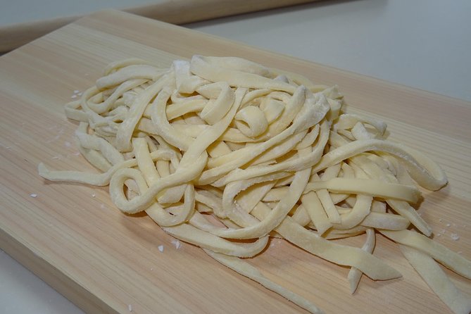 Experience all of Japanese culture and Japanese food experience classes "origami, udon, Japanese food, green tea, calligraphy" in 4 hours - Making udon from ingredients to noodles
