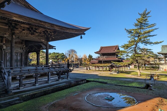 From Kanazawa: Shirakawa-go, Gokayama and Wood Carving Village - What the guide adds to a long day