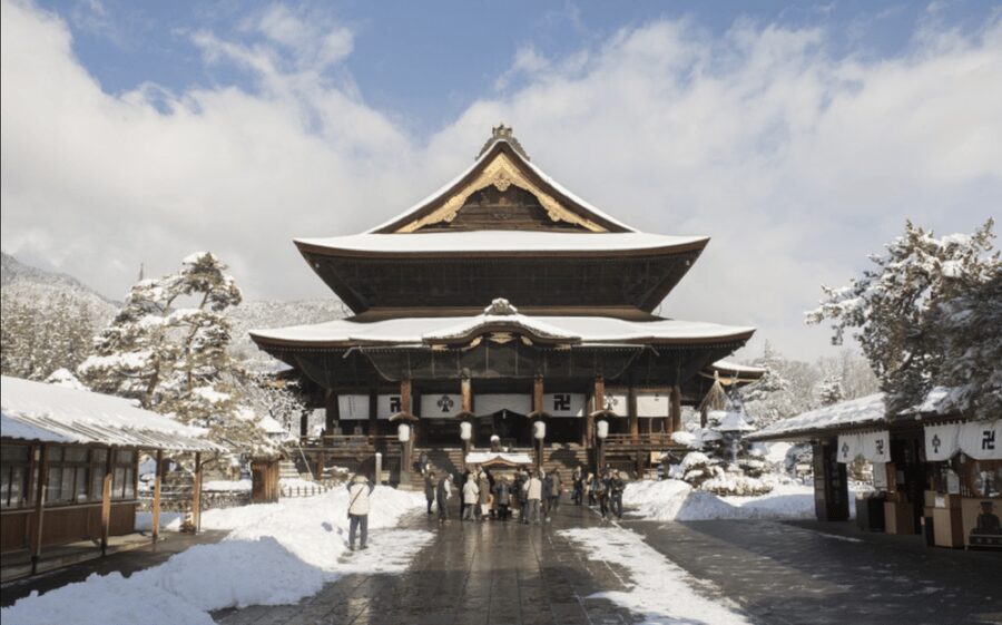 From Nozawa Onsen: Snow Monkeys and Zenko-ji Day Trip & Sake - The walk to Jigokudani Snow Monkey Park