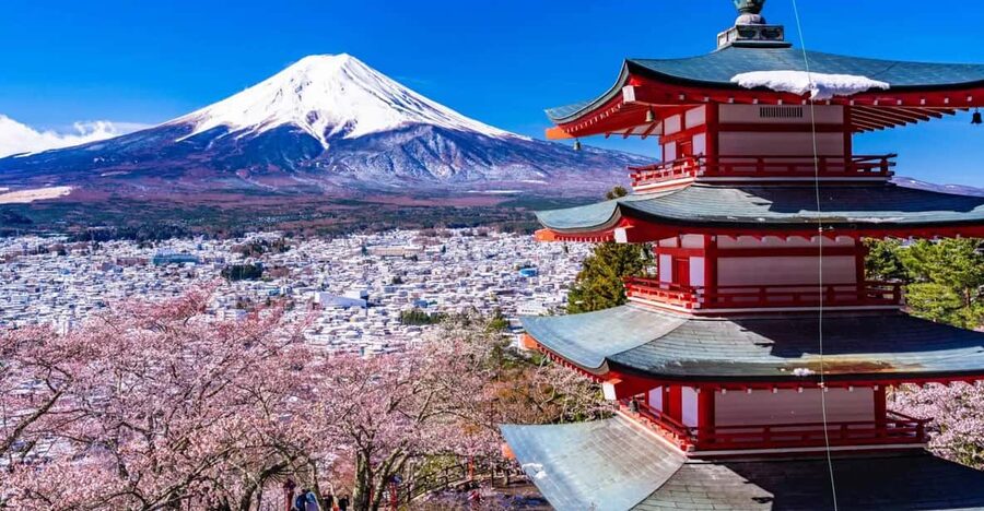 From Tokyo: Fuji Mountain Area - FujiQ - Lake Kawaguchiko - Chureito Pagoda - Lake Kawaguchiko, calm water and optional rides