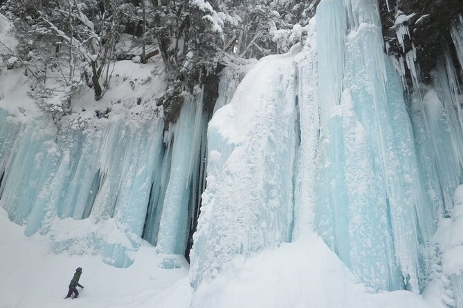Frozen fall trekking - Snowshoes, equipment, and the walk itself