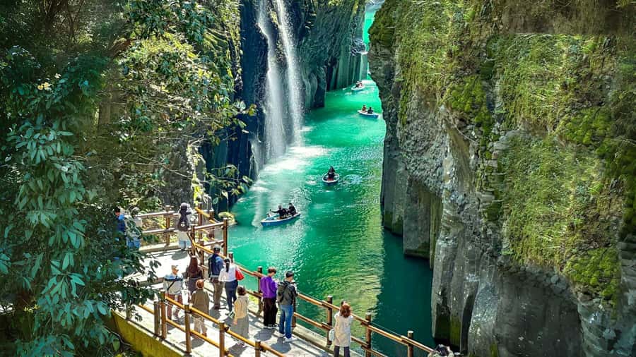 Fukuoka: Takachiho Gorge & Scenic Railway One Day Tour - Entering Takachiho Gorge and finding Manai Waterfall