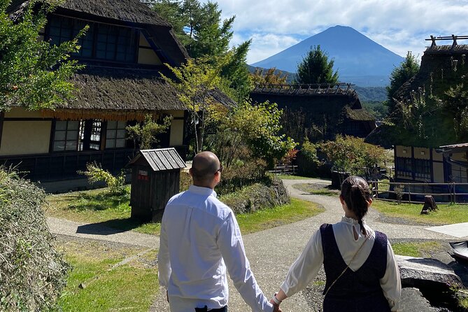 Full Day Tour to Mount Fuji in Spanish - Fuji Sengen Shrine and the path toward the mountain