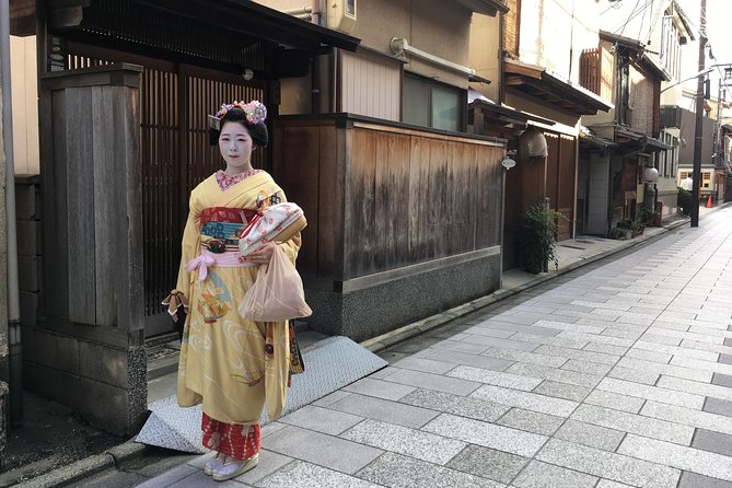 Gion Night Walking Tour - A small group makes the walk more useful