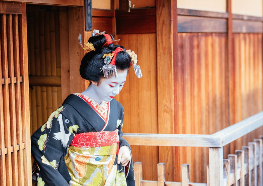 Gion Walking Tour, Geisha Show and Japanese Game in Kyoto - Key points at a glance