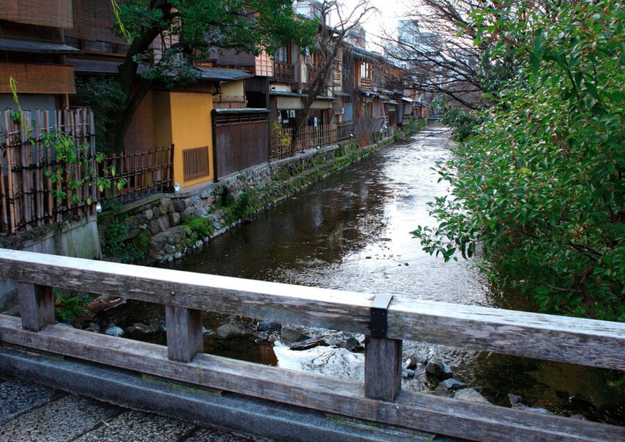 Gion Walking Tour, Geisha Show and Japanese Game in Kyoto - Walking into Gion with a local guide