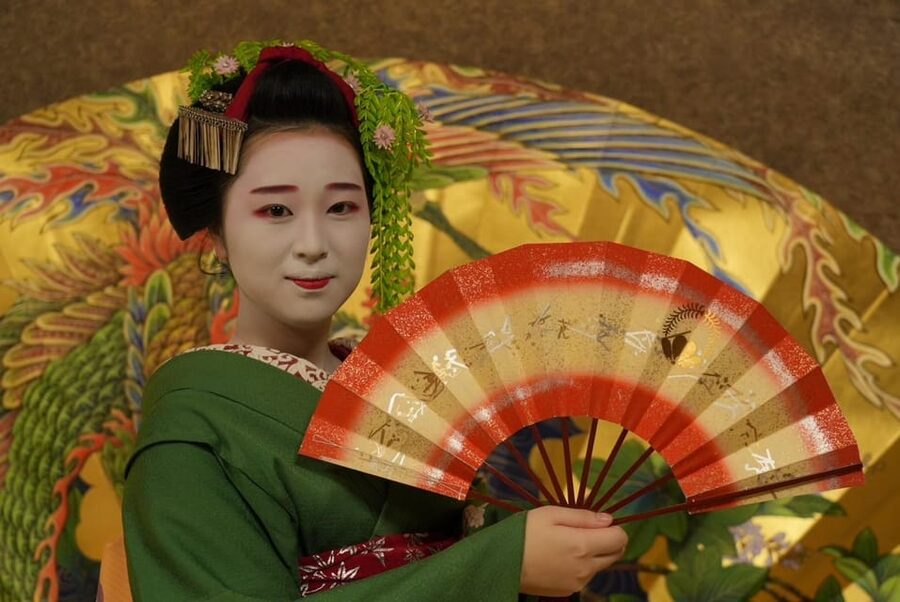 Gion Walking Tour, Geisha Show and Japanese Game in Kyoto - What makes the small group important