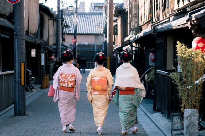 Guided Gion Tour: Explore Kyoto’s Historic Geisha District - Yasaka Shrine and its lantern-lit approach