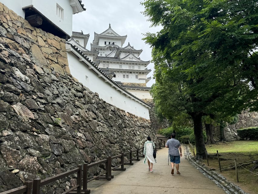 Himeji: Himeji Castle & Kokoen Garden 3.5-Hour Guided Tour - The photo moment and the castle’s remarkable survival