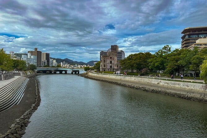 Hiroshima and Miyajima Day Trip with Itsukushima Shrine & Ferry - Itsukushima Shrine and the famous torii gate