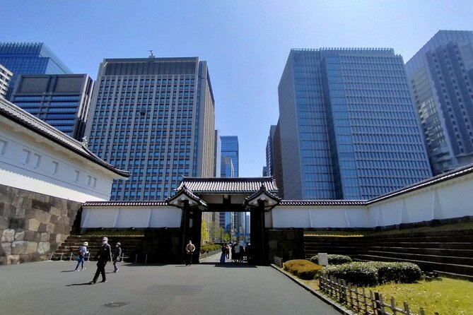 Imperial Palace East Garden and Edo Castle Walking Tour in Tokyo - Starting beside Wadakura Fountain Park