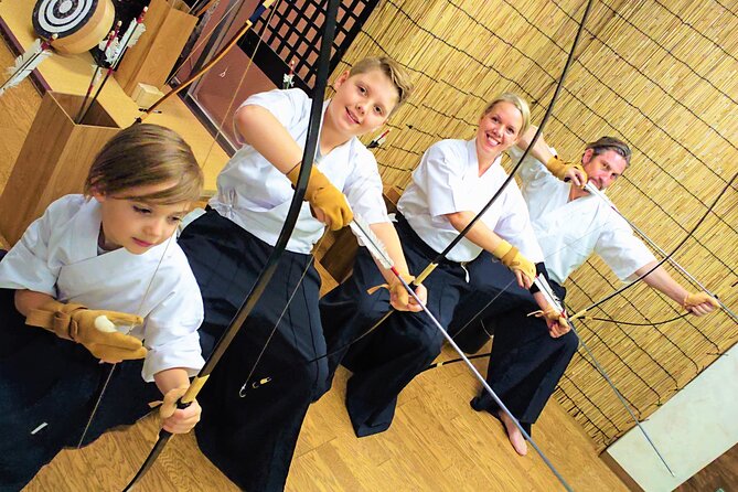 Japanesel Archery Experience HIROSHIMA CASTLE SHARAKU - Eight Arrows, Practice Rounds, and a Friendly Contest