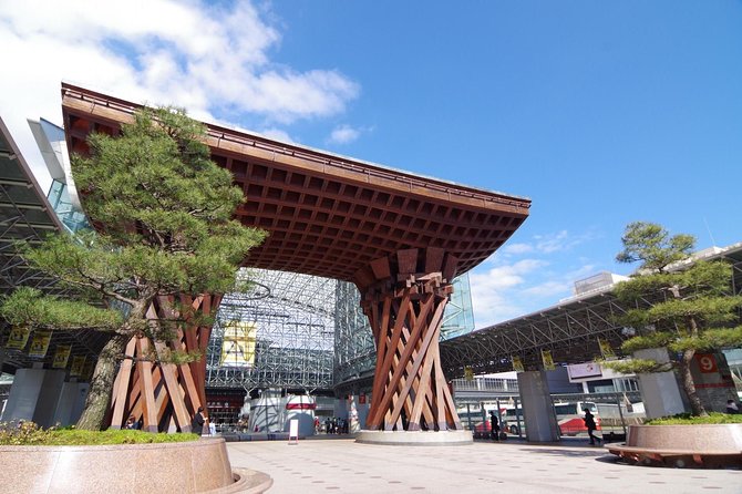 Kanazawa 6hr Private Tour with Government Licensed Guide - Omicho Market and a useful food stop