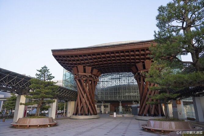 Kanazawa Half Day E-bike Tour - Kazuemachi and Higashi Chaya: old Kanazawa by the river