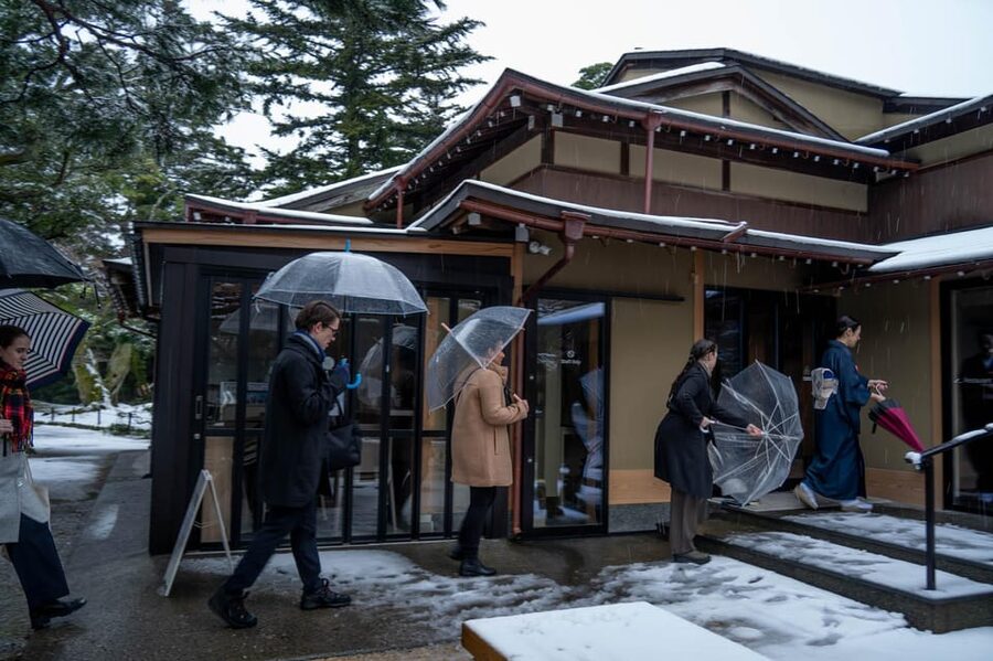 Kanazawa: Kenrokuen Tea Ceremony Experience - Who should book this experience?