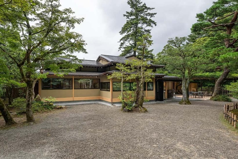 Kanazawa: Kenrokuen Tea Ceremony Experience - Watching the master prepare matcha