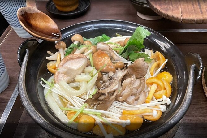 Kanazawa Night Tour with Local Meal and Drinks - What the guides add to the evening