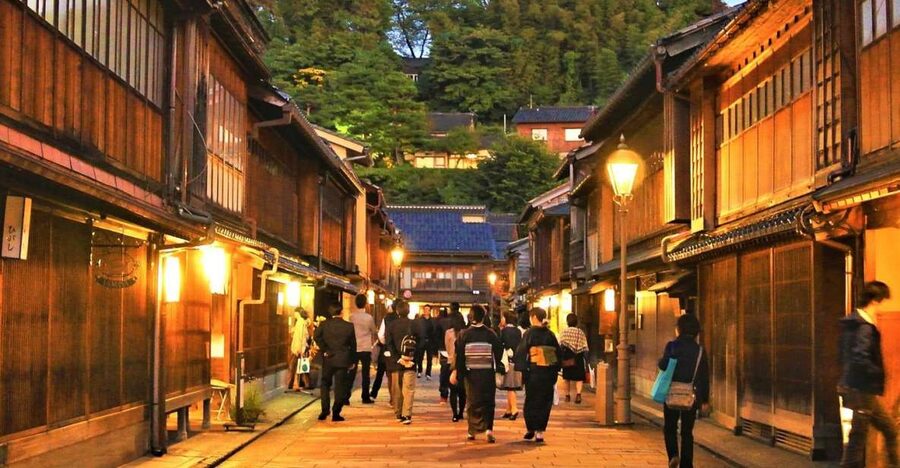 Kanazawa: Private Tour with Local Guide - Kanazawa Castle and the restored samurai-era setting