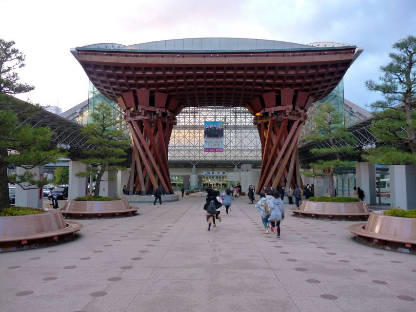 Kanazawa: Private Walking Tour with a Local - Kanazawa Castle and Kenroku-en