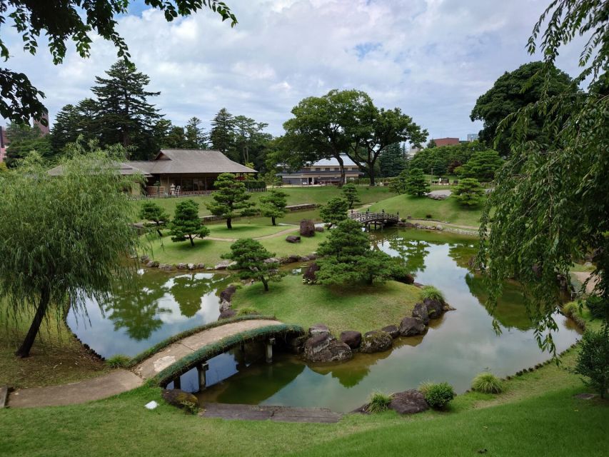 Kanazawa: Samurai, Matcha, Gardens and Geisha Full-Day Tour - Oyama Shrine and the route into Kanazawa Castle