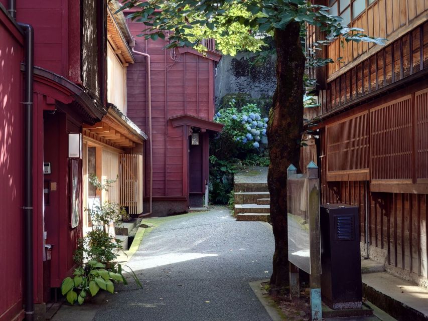 Kanazawa: Samurai, Matcha, Gardens and Geisha Full-Day Tour - Kenroku-en, a garden built for status and beauty