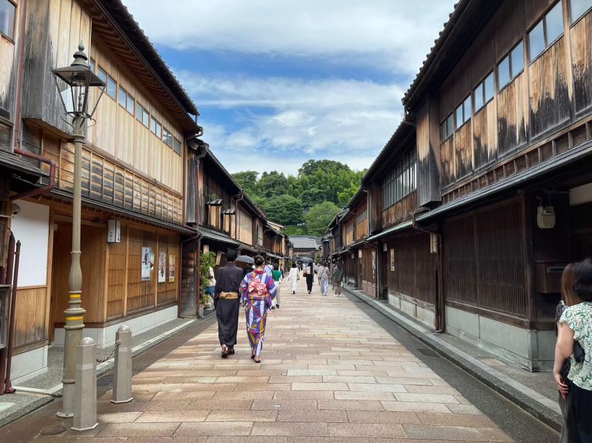 Kanazawa: Samurai, Matcha, Gardens and Geisha Full-Day Tour - The return through Kazue-machi