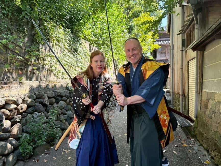 Kanazawa: Samurai Swordsmanship Lesson at a rented temple - Ten minutes of history, technique, and temple context