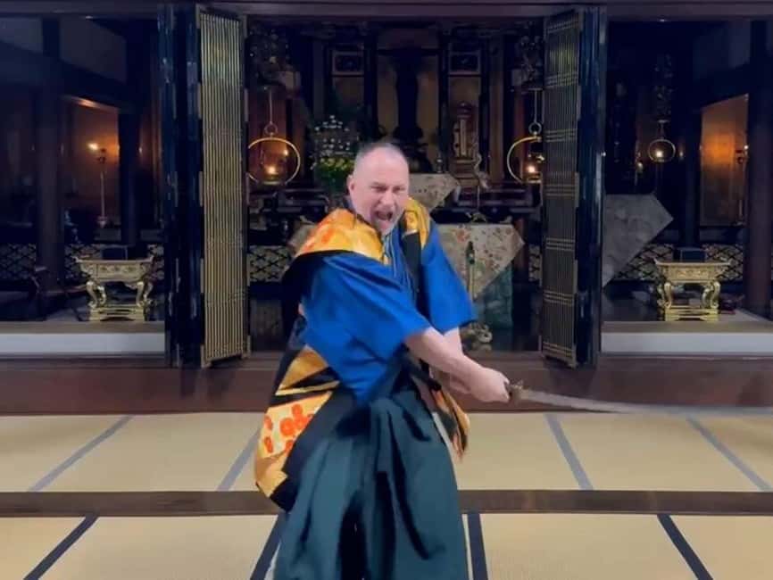 Kanazawa: Samurai Swordsmanship Lesson at a rented temple - Changing into a samurai kimono in 10 minutes
