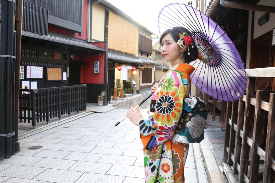 Kanazawa:Traditional Experience -kimono rent at wargo - Choosing your kimono and obi