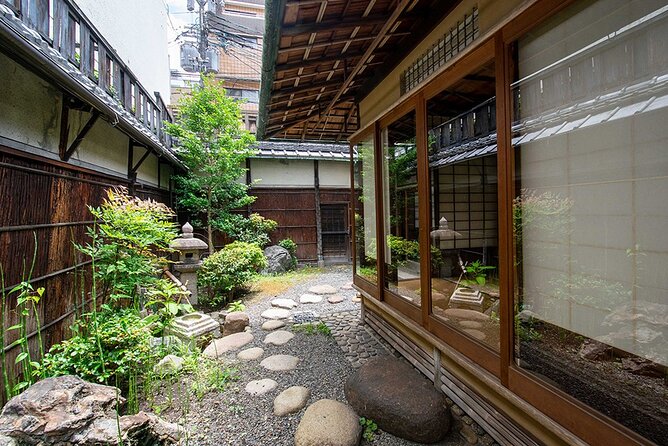 Kimono Tea Ceremony at Kyoto Maikoya, NISHIKI - Choosing your kimono and getting ready