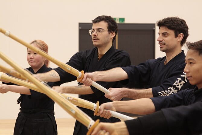 Kyoto 2 Hours Genuine Kendo / Samurai Experience In Japan - Putting on armor and experiencing the dojo
