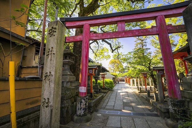 Kyoto 5-Star Geisha Night Walk: Small-Group Authentic Experience - Meeting Richard near Kyoto’s main shopping district
