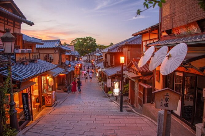 Kyoto 5-Star Geisha Night Walk: Small-Group Authentic Experience - Yasaka Pagoda and the lantern-lit streets of Higashiyama