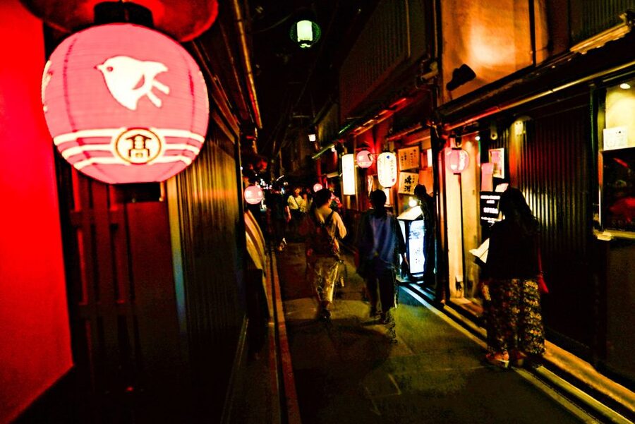 Kyoto : Bar Hopping Tour in Pontocho Alley at Night - Dietary needs and comfort concerns