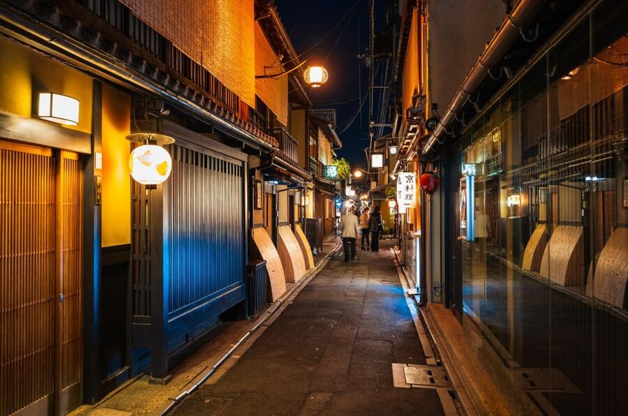 Kyoto : Bar Hopping Tour in Pontocho Alley at Night - Timing, weather, and the shape of the night