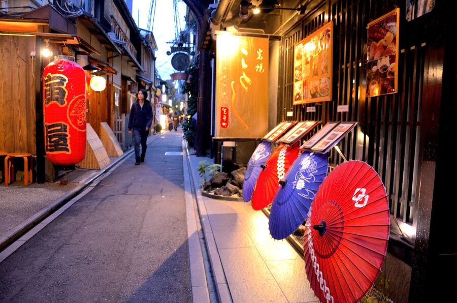 Kyoto: Casual Pontocho Evening Food Tour - The food: more variety than a single dinner