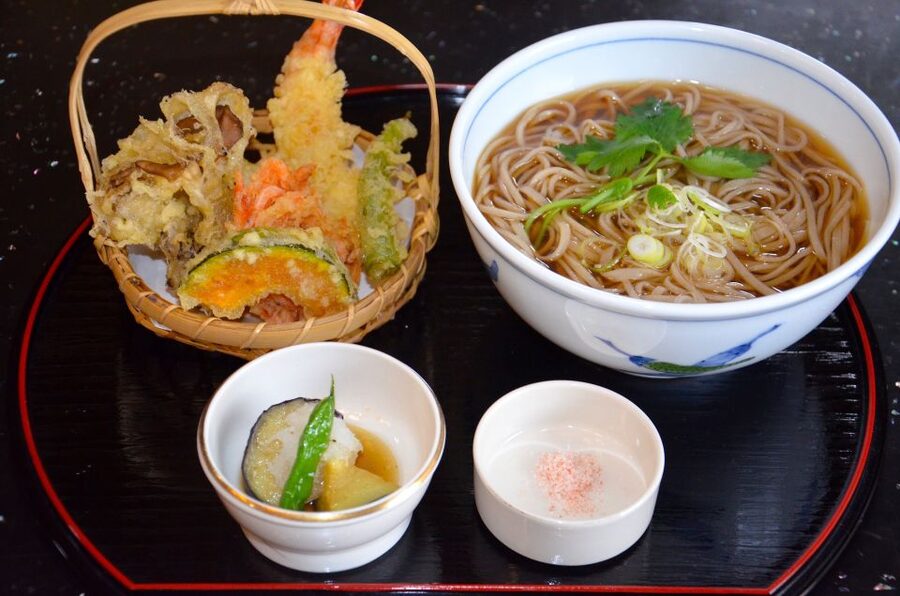 Kyoto: Casual Pontocho Evening Food Tour - Why the guide makes the difference