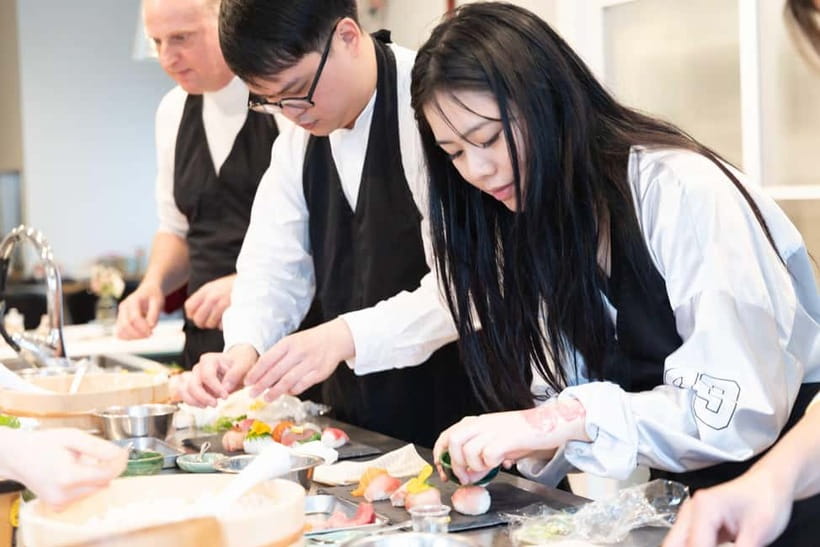 Kyoto: Enjoy Sushi & Market Tour! Best for Family & Couple! - Kyoto sightseeing advice between the courses