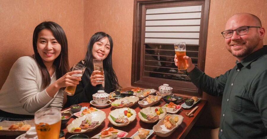 Kyoto: Foodie Night Tour in Gion with 9 dishes + 6 Sake - Starting beneath the Izumo-no-Okuni statue