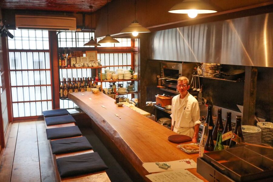 Kyoto: Foodie Night Tour in Gion with 9 dishes + 6 Sake - Walking through Pontocho between dinner stops