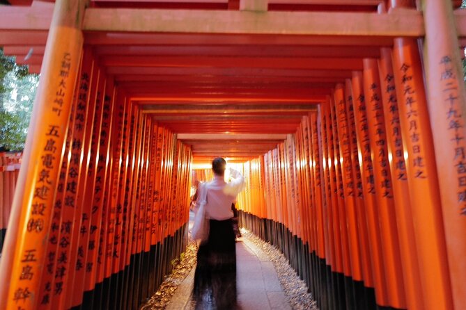 Kyoto Fushimi-Inari Night Walking Tour - Meeting the guide by the entrance fox