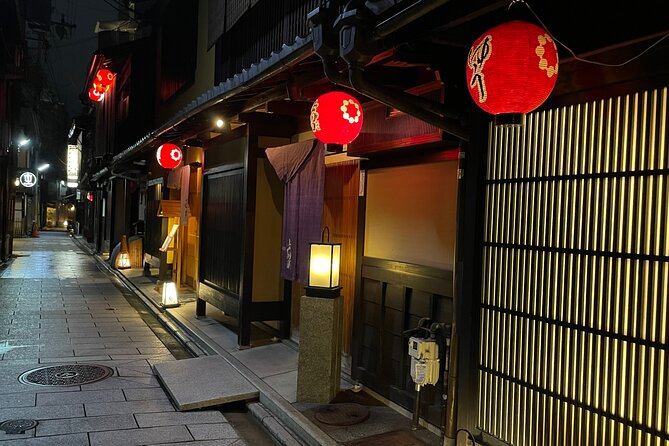 Kyoto Geisha District Walking Tour in Gion - The first Gion lanes explain the district