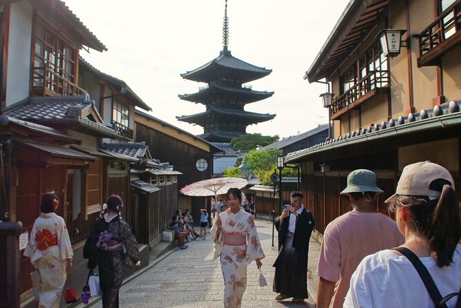 Kyoto: Gion and Geisha District Walking Tour - Yasui-Konpiragu explains the Power Stone