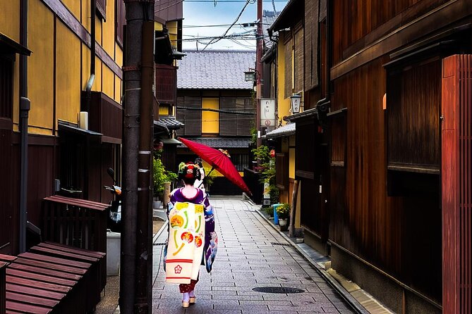 Kyoto: Gion and Geisha District Walking Tour - Yasaka Shrine sets the tone