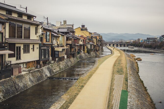 Kyoto Gion Cultural Walk & Geisha Show with Dining Options - Gion Shirakawa and the working geiko district